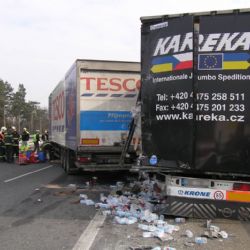 Kamion s mlékem zablokoval dálnici D5
