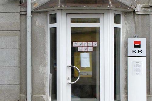 Foto: Vandal poškodil dveře banky