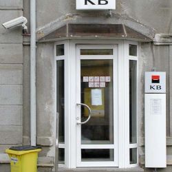 Vandal poškodil dveře banky