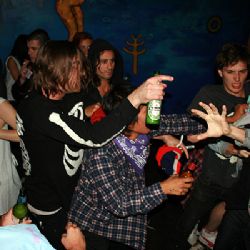 Kvůli alkoholu mlátil soka židlí do hlavy