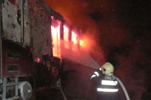 Foto: Kvůli požáru lokomotivy byli evakuováni cestující