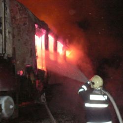 Kvůli požáru lokomotivy byli evakuováni cestující