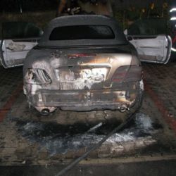 Mercedes v Plzni někdo polil benzínem