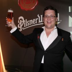 Mistrem světa v čepování Pilsner Urquell je Brit