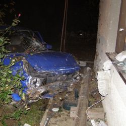Mladá žena se dvěma dětmi narazila s autem do domu 