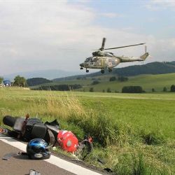 Motocyklista se čelně srazil s nákladním vozem