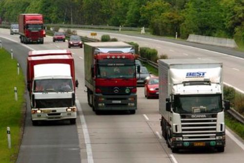 Foto: Na dálnici u Nýřan vzplál kamion s kulatinou