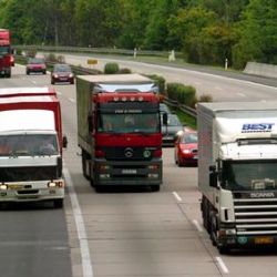 Na dálnici bourala dodávka, která vezla na korbě auta