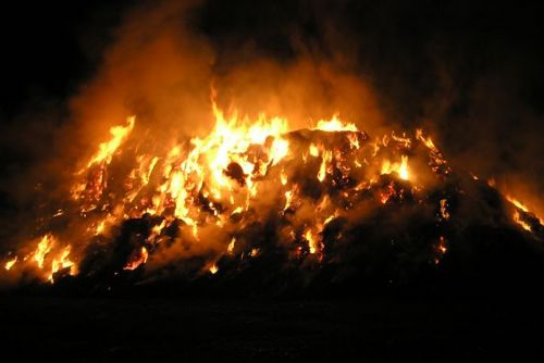 Foto: Na Rokycansku zapaluje žhář stohy