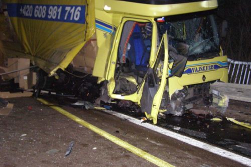 Foto: Nehoda kamionu zablokovala silnici u Třebčic