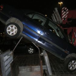 Nikdy neparkujte nad šachtou zásobovacího výtahu