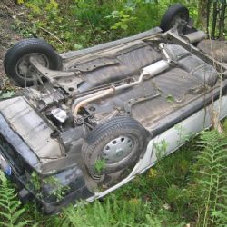 Pád automobilu ze srázu u Rejštejna přečkali bez zranění
