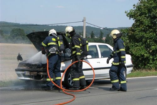 Foto: Peugeot začal u Křimic za jízdy hořet