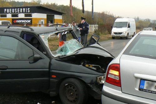 Foto: Plzeňská nehoda u autobazaru: Čtyři zranění