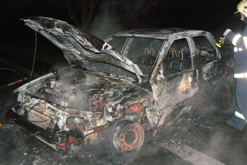 Foto: Po nehodě u Třemošné shořelo auto