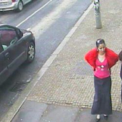 Policisté hledají zlodějku, která vybírá na kradené karty