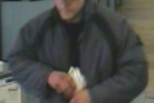 Foto: Kriminalisté mají fotky muže, který přepadl banku v Plzni