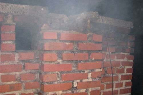 Foto: Požár komína vyhnal v Draženi obyvatele domu