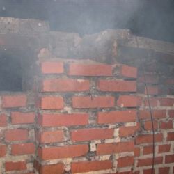 Požár komína vyhnal v Draženi obyvatele domu