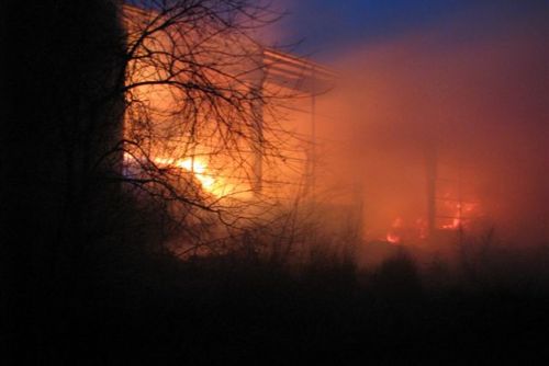 Foto: Požár seníku v Kyšicích likvidovali hasiči přes 12 hodin