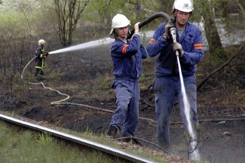 Foto: Na Tachovsku hořelo, muž se vážně popálil