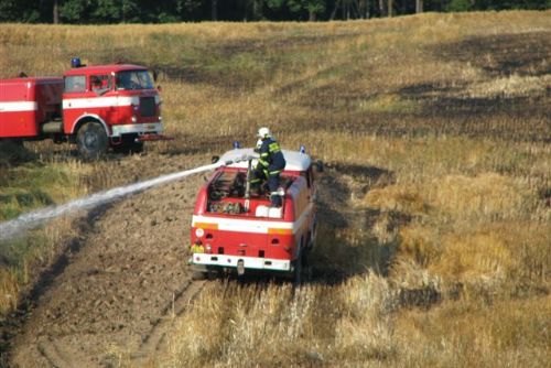 Foto: Požár zničil sedm hektarů pole