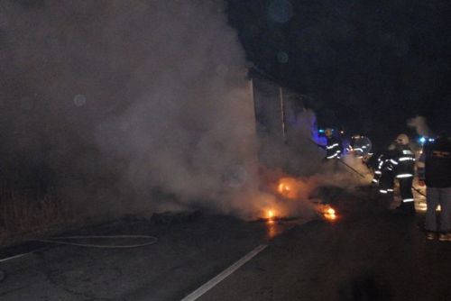 Foto: Požár zničil u Kařezu přívěs kamionu