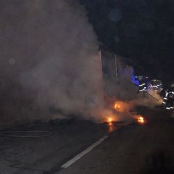 Požár zničil u Kařezu přívěs kamionu
