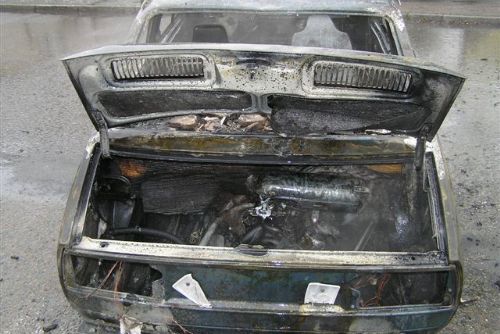 Foto: Při požáru auta se popálil majitel