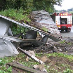 Řidič zdemoloval zastávku v Červených Dvorcích