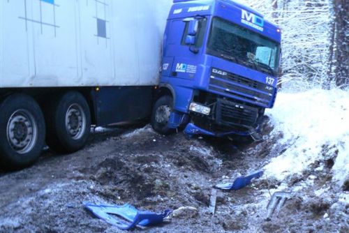 Foto: Silnici do Plané uzavřela nehoda kamionu