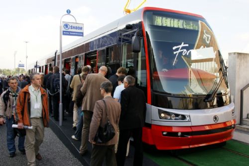 Foto: Škoda představila v Berlíně lokomotivu a tramvaj