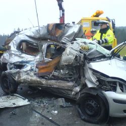 Srážka toyoty s náklaďákem u Kláštera skončila tragicky