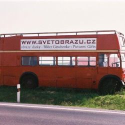 Strážníci bojují proti pojízdným reklamním poutačům