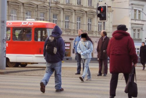 Foto: Strážníci v Plzni hlídají přechody, loni šlo na červenou téměř tisíc lidí