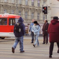 Strážníci v Plzni hlídají přechody, loni šlo na červenou téměř tisíc lidí