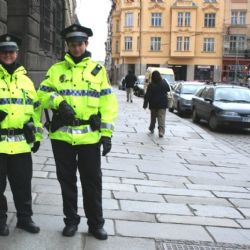 Strážníky zahřívají reflexní bundy