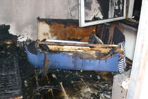 Foto: Svíčka zapálila byt v Přimdě se spícím mužem