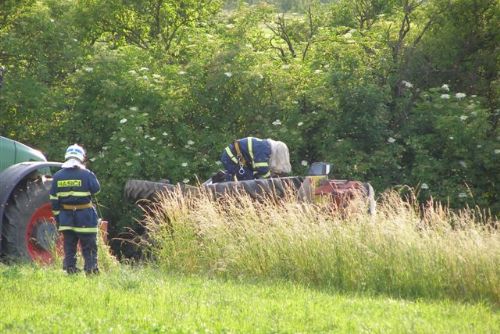 Foto: Traktor spadl do včelína, poštípaný řidič skončil v nemocnici
