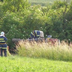 Traktor spadl do včelína, poštípaný řidič skončil v nemocnici