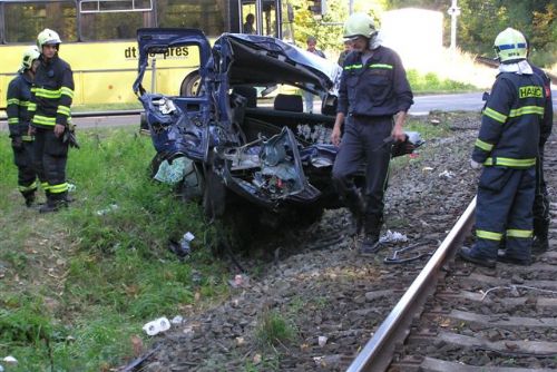 Foto: U Horní Břízy smrtelně boural peugeot s vlakem