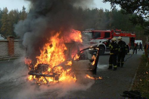 Foto: U hřbitova vzplálo auto, řidič se popálil