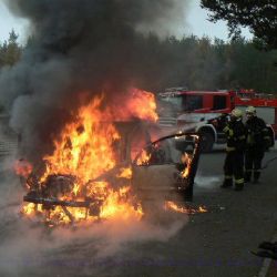 U hřbitova vzplálo auto, řidič se popálil