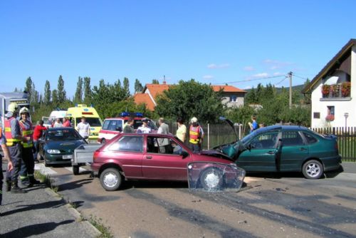 Foto: U Lužan se srazila dodávka s osobním autem