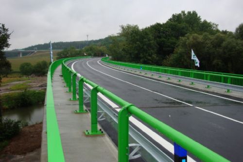 Foto: U Štěnovic otevřeli nový most