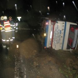 V Babylonu se v noci převrátil autobus plný dětí