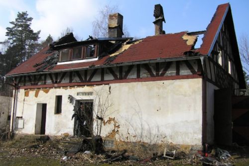 Foto: V holýšovských kasárnách hořel dům