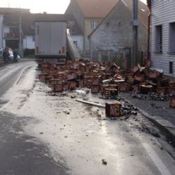 V Kasejovicích boural kamion, lahve s pivem zasypaly silnici