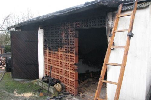 Foto: V Nevřeni hořel dům, soused propadl stropem