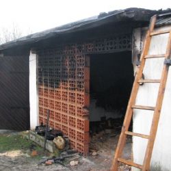 V Nevřeni hořel dům, soused propadl stropem
